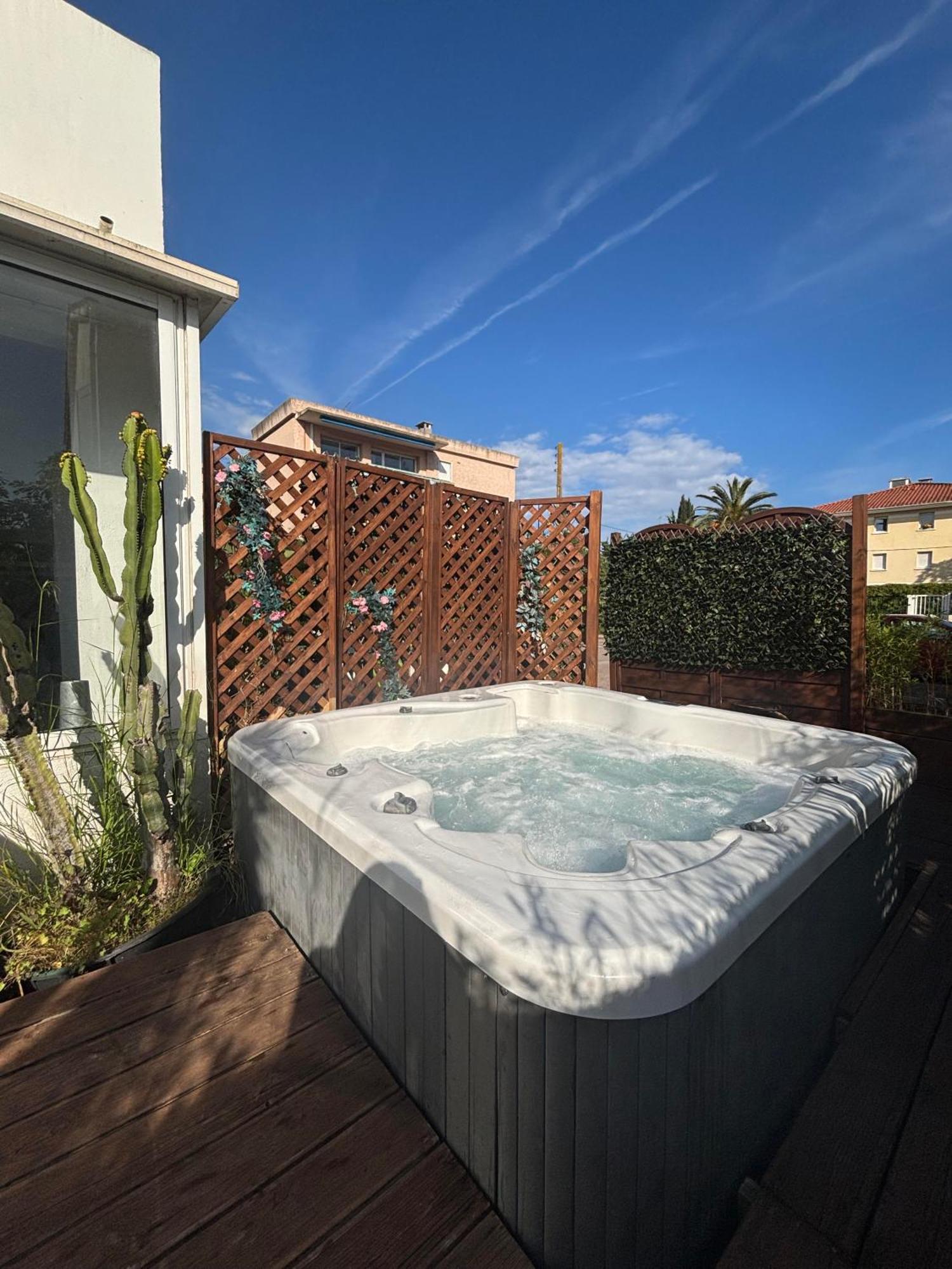 Hotel Sable Et Soleil - Port, Plage Et Jacuzzi Prive Frejus Luaran gambar