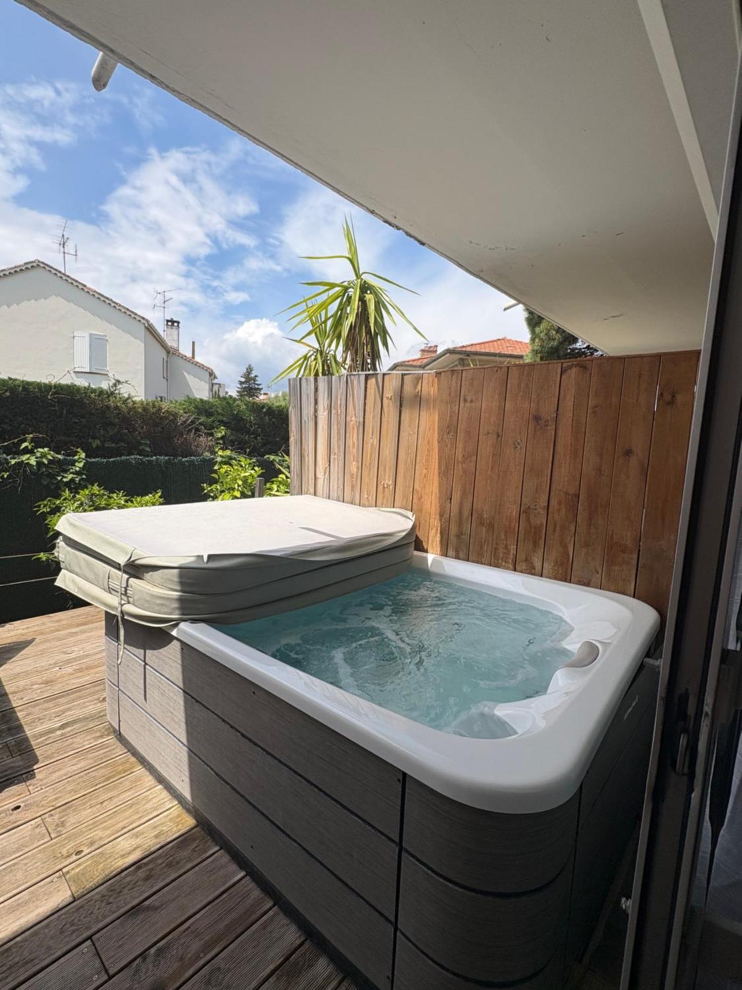 Hotel Sable Et Soleil - Port, Plage Et Jacuzzi Prive Frejus Luaran gambar